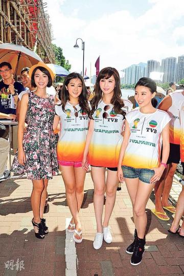 在酷熱天氣下,蔡思貝(左起)、張名雅、何傲兒及馬賽齊齊曬美腿。(攝影/記者:陳釗) 在酷熱天氣下,蔡思貝(左起)、張名雅、何傲兒及馬賽齊齊曬美腿。(攝影/記者:陳釗)