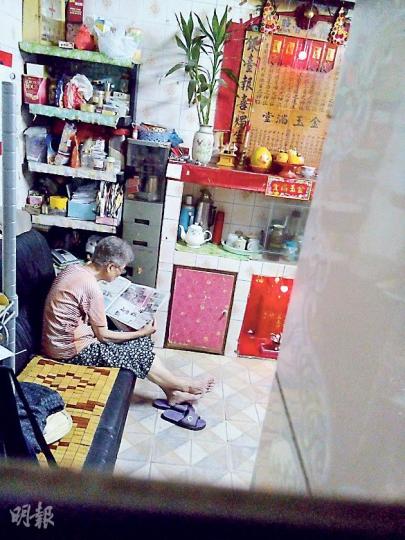 在上水松柏塱村,簡偉南的母親(圖)稱已10年未與他聯絡。(伍浦鋒攝) 在上水松柏塱村,簡偉南的母親(圖)稱已10年未與他聯絡。(伍浦鋒攝)
