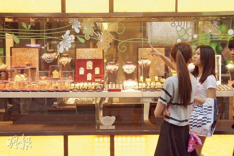珠寶首飾於4月份零售銷售中,按月下跌9%,政府解釋為旅客消費於長期激增後,出現放緩情况,很大可能令一眾珠寶及金舖股受壓。(林俊源攝) 珠寶首飾於4月份零售銷售中,按月下跌9%,政府解釋為旅客消費於長期激增後,出現放緩情况,很大可能令一眾珠寶及金舖股受壓。(林俊源攝)