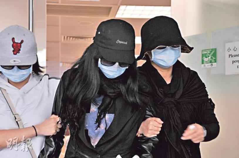 自轟斃命槍手李德仁的女兒李悅彤Liddy(中)與母親(右)到殮房認屍後,同表現得十分傷心,事後有一名女親友(左)陪同離開,乘中港私家車過關北上內地。(楊德銘攝)被槍殺死者廖啟中的親友到殮房認屍後,不發一言離去。她們與槍客李德仁的前妻及女兒一度在殮房大堂相遇,但雙方沒有交流。(劉焌陶攝) 自轟斃命槍手李德仁的女兒李悅彤Liddy(中)與母親(右)到殮房認屍後,同表現得十分傷心,事後有一名女親友(左)陪同離開,乘中港私家車過關北上內地。(楊德銘攝)被槍殺死者廖啟中的親友到殮房認屍後,不發一言離去。她們與槍客李德仁的前妻及女兒一度在殮房大堂相遇,但雙方沒有交流。(劉焌陶攝)