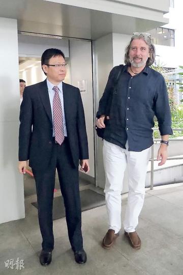 創建香港創辦人之一司馬文(右)昨有到庭旁聽,與關注事件的立法會議員陳家洛(左)一同步出庭外,熱烈討論事件。(陳倢朗攝) 創建香港創辦人之一司馬文(右)昨有到庭旁聽,與關注事件的立法會議員陳家洛(左)一同步出庭外,熱烈討論事件。(陳倢朗攝)