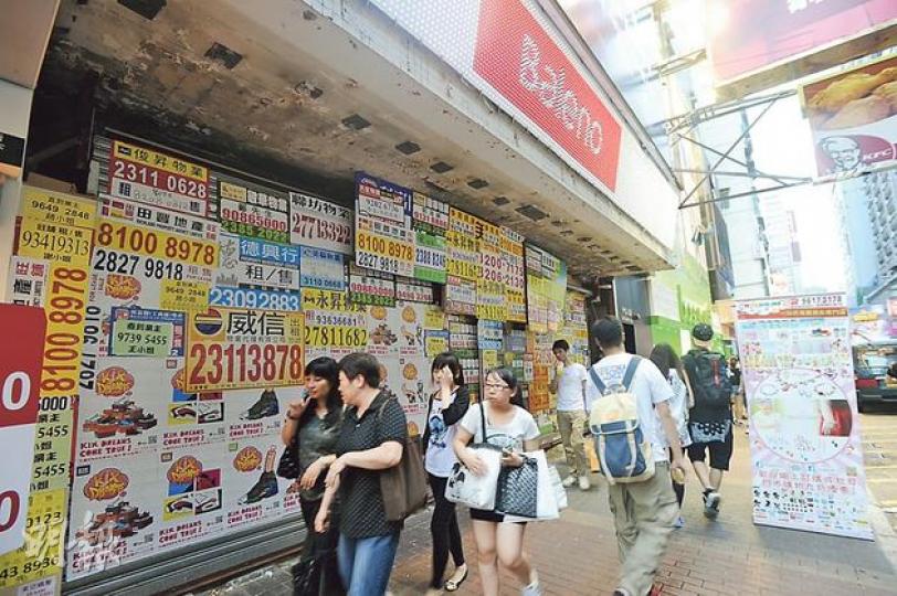 零售市道回落,鐘表品牌轉租較平租舖位,旺角西洋菜南街14至24號地下I及J號舖,原由Swatch以每月154萬元租用,面積1600方呎,惟其後撻租離場,並以每月約45萬元,轉租星際城市地下卓悅舊舖,面積僅250方呎。(胡景禧攝)(明報製圖) 零售市道回落,鐘表品牌轉租較平租舖位,旺角西洋菜南街14至24號地下I及J號舖,原由Swatch以每月154萬元租用,面積1600方呎,惟其後撻租離場,並以每月約45萬元,轉租星際城市地下卓悅舊舖,面積僅250方呎。(胡景禧攝)(明報製圖)