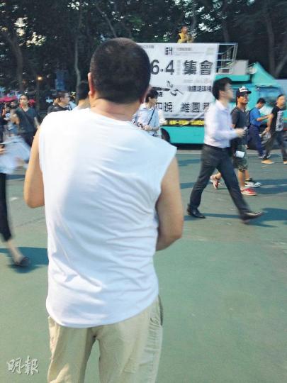 李先生現於深圳一所中學教體育,已經是第三次來港參加六四晚會。他希望把晚會的照片帶回家分享給朋友。(楊康琪攝)黃先生、黃太25年前結婚,現年50歲的小學教師黃太對89年六四屠城印象深刻,她當時不敢相信中共鎮壓學生的事實,「朝早返學校,忍唔住對住學生喊」。(何曉勤攝)陳先生、陳太昨下午5時便來到維園,在大會舞台前坐下,等待六四集會開始,50歲的陳太表示,不希望錯過晚會上每一個細節。(何曉勤攝) 李先生現於深圳一所中學教體育,已經是第三次來港參加六四晚會。他希望把晚會的照片帶回家分享給朋友。(楊康琪攝)黃先生、黃太25年前結婚,現年50歲的小學教師黃太對89年六四屠城印象深刻,她當時不敢相信中共鎮壓學生的事實,「朝早返學校,忍唔住對住學生喊」。(何曉勤攝)陳先生、陳太昨下午5時便來到維園,在大會舞台前坐下,等待六四集會開始,50歲的陳太表示,不希望錯過晚會上每一個細節。(何曉勤攝)