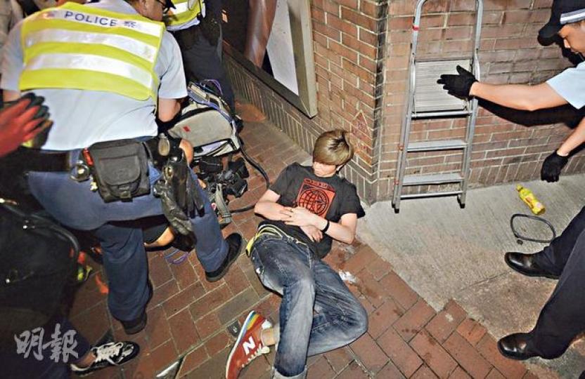 學聯遊行期間發生警方與記者推撞事件，有線電視攝影師採訪時受阻，其間遭碰撞倒地，一度失去知覺。警方召救護車到場治理傷者。（余俊亮攝）
