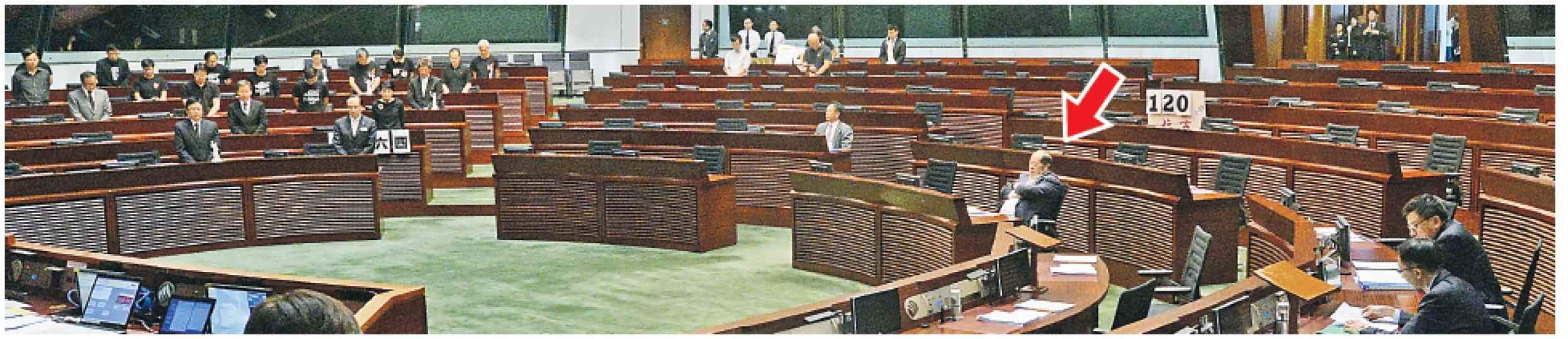 泛民立法會議員（左方）默哀悼念六四死難者，建制派議員自動離席，但坐第一行的張華峰（箭嘴示）一度「唔小心」留低咗。（劉焌陶攝）人力噚日喺維園門外設置兩個街站籌錢，譚得志仲話要「食窮支聯會」。（葉家豪攝）要喺眾多紀念品中成功吸引眼球唔易，由工黨張超雄成立嘅「正言匯社」就出動到已故支聯會主席司徒華「不到維園非好漢」墨寶印環保袋，特價後只需10元。（葉家豪攝）