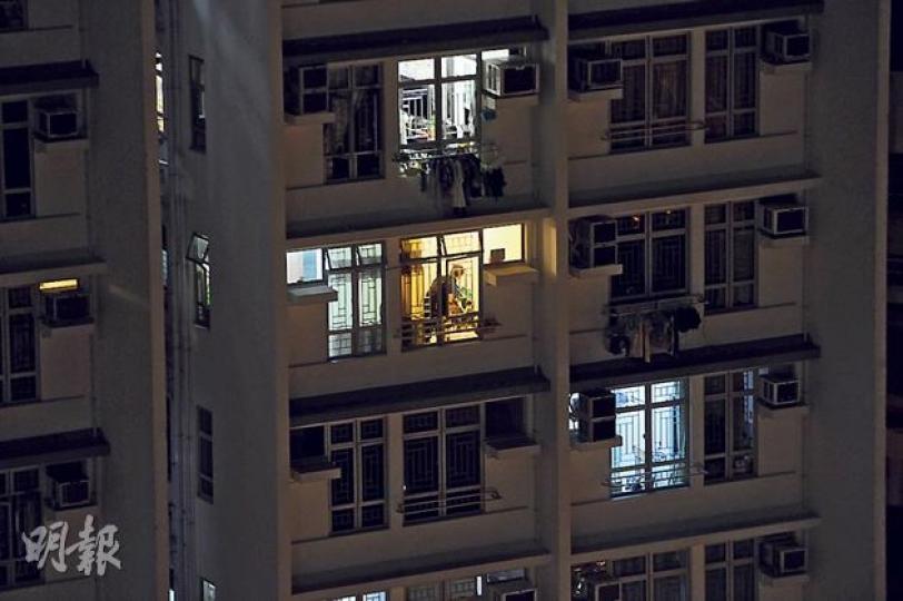 探員在發生斬殺親女案的單位內蒐證。該單位住有三母子,靠綜援金過活,全屋未見裝上冷氣機。(樊銳昌攝) 探員在發生斬殺親女案的單位內蒐證。該單位住有三母子,靠綜援金過活,全屋未見裝上冷氣機。(樊銳昌攝)