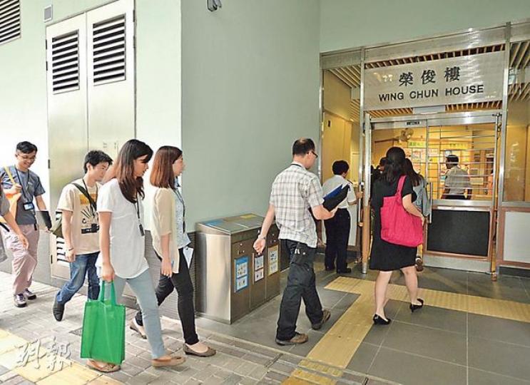 約20名社工昨傍晚到榮昌邨家訪，了解居民在邨內發生殺嬰案後有否受到情緒困擾，並提供初步輔導。（盧翊銘攝） （明報製圖）