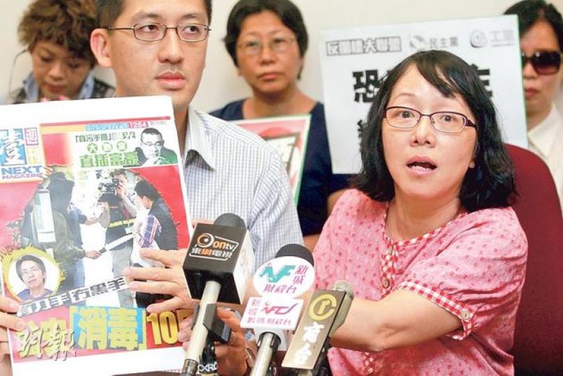 沙田翠湖花園繼早前有3名不滿天價維修費的業主收到恐嚇信，過去3日再多4名業主「中招」，信件內容變本加厲，事主黎小姐（左）的信中有《明報》前總編輯劉進圖被斬報道及白色粉末。左為反圍標大聯盟發言人林卓廷。（郭慶輝攝） 積極參與反圍標行動的翠湖花園業主范小姐早前曾被跟蹤兩次，前日她再接獲恐嚇信件，信中內容提及「往生地獄，死不足惜」，更把她的照片嫁接在靈堂上，范小姐質疑犯案者是要他們「收聲」。（郭慶輝攝） 沙田翠湖花園的2.6億「天價」維修費包含11項工程，昨日見工人正維修大廈外牆，當中需大幅重鋪牆上的