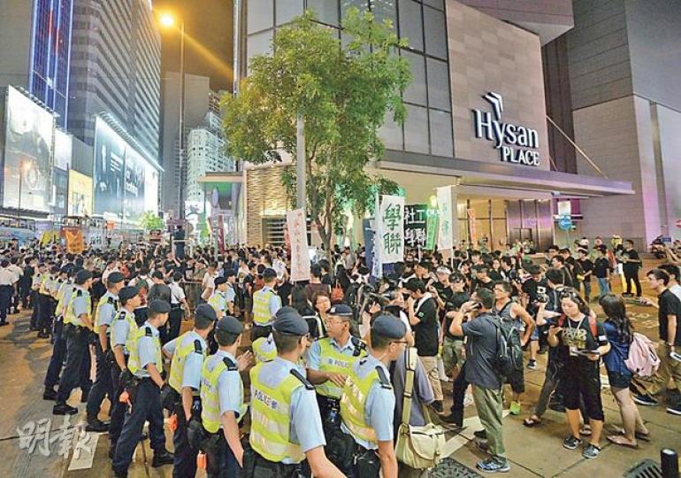 六四25周年當晚學聯等團體欲遊行至中聯辦，一度衝出軒尼詩道（圖）。有便衣探員即場向巿民進行問卷調查，詢問「示威活動有否為你的生活帶來不便」等問題，有受訪巿民質疑問題有假設性。（余俊亮攝）