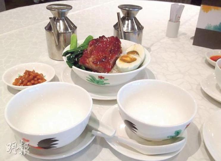 在尖沙嘴美麗華商場5樓的食肆翠亨邨，推出158元皇牌叉燒鹹蛋飯，餐牌標明是二人分量，剛好夠分到兩個白飯碗。上菜時配以菜單註明提供的豬油撈（左）及秘製豉油（右）。（卓成家攝） 翠亨邨推出的皇牌叉燒鹹蛋飯，以傳承經典作宣傳，每碗售價達158元，是巿面一般連鎖式餐廳的4倍價格。（卓成家攝）