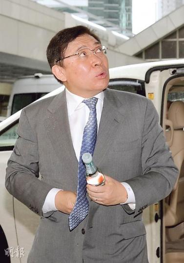 許仕仁突要求索取未完成合約的酬金,郭炳聯(圖)表示感到尷尬,因許是郭家好友,但為免看來孤寒故同意付款。他昨到庭聽審時露出趣怪表情,手上拿着水樽。(余俊亮攝)(明報製圖) 許仕仁突要求索取未完成合約的酬金,郭炳聯(圖)表示感到尷尬,因許是郭家好友,但為免看來孤寒故同意付款。他昨到庭聽審時露出趣怪表情,手上拿着水樽。(余俊亮攝)(明報製圖)