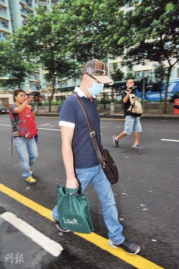 傑仔父親林志權昨午到榮昌邨案發單位執拾家中用品,其後往醫院探望兒子。(樊銳昌攝)傑仔就讀的天主教善導小學的校長及老師,昨寫上心意卡為傑仔打氣,說「我們會與你共同面對」。(鍾炳然攝)榮昌邨昨晚舉行居民大會,邀請社署臨牀心理學家及社福機構講解目擊悲劇後可能出現的不安情緒,約百人出席。居民組織也在大會中為傑仔一家祈禱,有居民想起事件亦感悲傷。有區議員設置壁報板,寫上「傑仔,我們支持您!」不少居民也寫上心意卡為傑仔打氣,祝願他早日康復。(胡景禧攝) 傑仔父親林志權昨午到榮昌邨案發單位執拾家中用品,其後往醫院探望兒子。(樊銳昌攝)傑仔就讀的天主教善導小學的校長及老師,昨寫上心意卡為傑仔打氣,說「我們會與你共同面對」。(鍾炳然攝)榮昌邨昨晚舉行居民大會,邀請社署臨牀心理學家及社福機構講解目擊悲劇後可能出現的不安情緒,約百人出席。居民組織也在大會中為傑仔一家祈禱,有居民想起事件亦感悲傷。有區議員設置壁報板,寫上「傑仔,我們支持您!」不少居民也寫上心意卡為傑仔打氣,祝願他早日康復。(胡景禧攝)