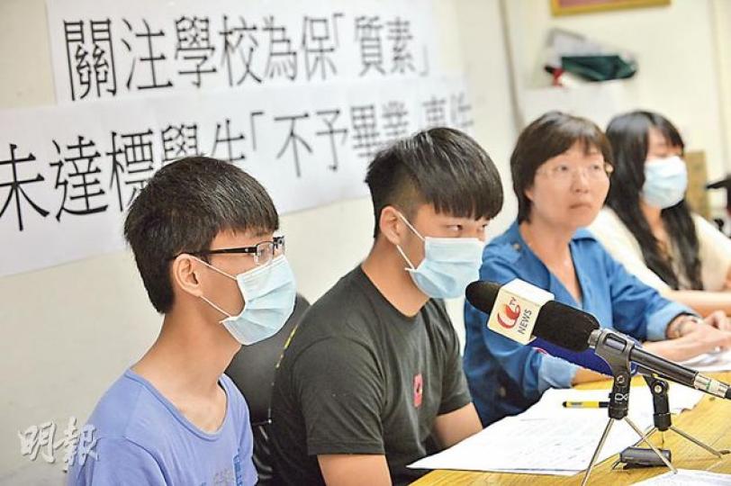 屯門宣道中學3名中六學生昨聯同屯門區議員陳樹英(右二)召開記招,指控校方無理斷定他們曠課及調整操行成績,分別令其不能參與畢業試及領取畢業文憑。(盧翊銘攝) 屯門宣道中學3名中六學生昨聯同屯門區議員陳樹英(右二)召開記招,指控校方無理斷定他們曠課及調整操行成績,分別令其不能參與畢業試及領取畢業文憑。(盧翊銘攝)