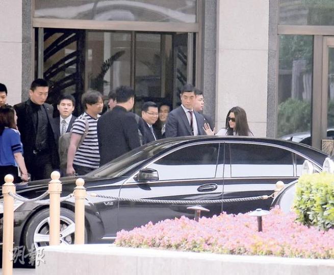 全智賢昨晨約7時許步出酒店時,見到影迷即友善揮手。(攝影/記者﹕梁榮達)33歲的全智賢毋懼素顏現真身。(攝影/記者﹕梁榮達)全智賢到上海拍廣告,輕鬆吸金過千萬元。(攝影/記者﹕梁榮達)因《來自星星的你》再度爆紅的全智賢輕撥頭髮,有如千頌伊上身。(攝影/記者﹕梁榮達) 全智賢昨晨約7時許步出酒店時,見到影迷即友善揮手。(攝影/記者﹕梁榮達)33歲的全智賢毋懼素顏現真身。(攝影/記者﹕梁榮達)全智賢到上海拍廣告,輕鬆吸金過千萬元。(攝影/記者﹕梁榮達)因《來自星星的你》再度爆紅的全智賢輕撥頭髮,有如千頌伊上身。(攝影/記者﹕梁榮達)