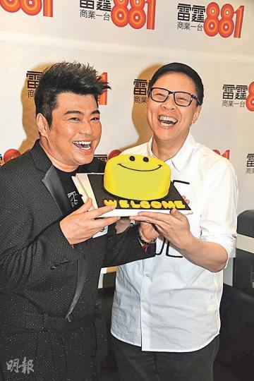陳志雲親自歡迎阮兆祥,他送上哈哈笑蛋糕及情侶藍牙視聽喇叭給他及女友,祥仔則以「自拍神器」作回禮。(攝影/記者:陳釗) 陳志雲親自歡迎阮兆祥,他送上哈哈笑蛋糕及情侶藍牙視聽喇叭給他及女友,祥仔則以「自拍神器」作回禮。(攝影/記者:陳釗)