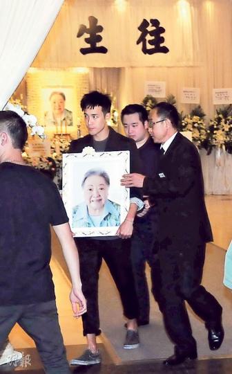 曾國祥捧着外婆遺照步出靈堂。(攝影/記者﹕梁迺楠)曾志偉與太太宋麗華、女兒曾寶儀在靈堂打點,神情哀傷。(攝影/記者﹕梁迺楠) 曾國祥捧着外婆遺照步出靈堂。(攝影/記者﹕梁迺楠)曾志偉與太太宋麗華、女兒曾寶儀在靈堂打點,神情哀傷。(攝影/記者﹕梁迺楠)