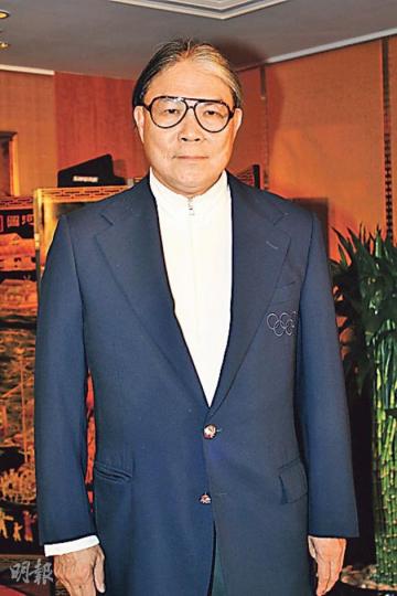霍震霆早前買足球給孫仔中曦,大讚孫仔懂得踢兩腳。(攝影/記者﹕李潔盈) 霍震霆早前買足球給孫仔中曦,大讚孫仔懂得踢兩腳。(攝影/記者﹕李潔盈)