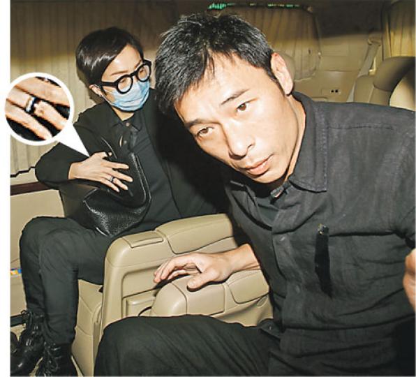 Sammi右手無名指戴上戒指,與安仔坐上七人車往火葬場送七哥最後一程。(攝影﹕孫華中)安仔、Sammi從殯儀館側門離開時被大批傳媒重重包圍,安仔緊緊拖實Sammi右手在前開路。(攝影﹕孫華中)許志安七哥許志豪出殯,其親屬捧着遺照上靈車。(攝影﹕孫華中) Sammi右手無名指戴上戒指,與安仔坐上七人車往火葬場送七哥最後一程。(攝影﹕孫華中)安仔、Sammi從殯儀館側門離開時被大批傳媒重重包圍,安仔緊緊拖實Sammi右手在前開路。(攝影﹕孫華中)許志安七哥許志豪出殯,其親屬捧着遺照上靈車。(攝影﹕孫華中)
