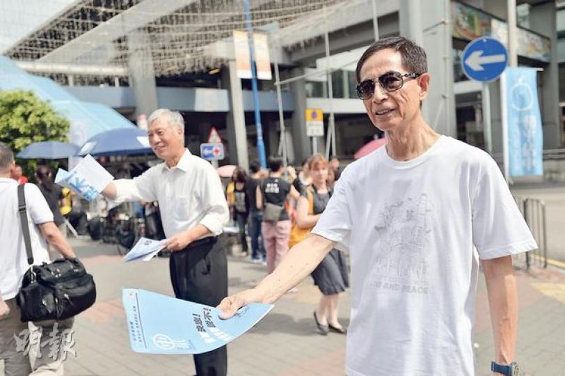 六四過後,佔中運動力谷6.22全民投票,民主黨李柱銘(右)和佔中發起人朱耀明(左)到觀塘街站派傳單呼籲投票。(鄧宗弘攝) 六四過後,佔中運動力谷6.22全民投票,民主黨李柱銘(右)和佔中發起人朱耀明(左)到觀塘街站派傳單呼籲投票。(鄧宗弘攝)