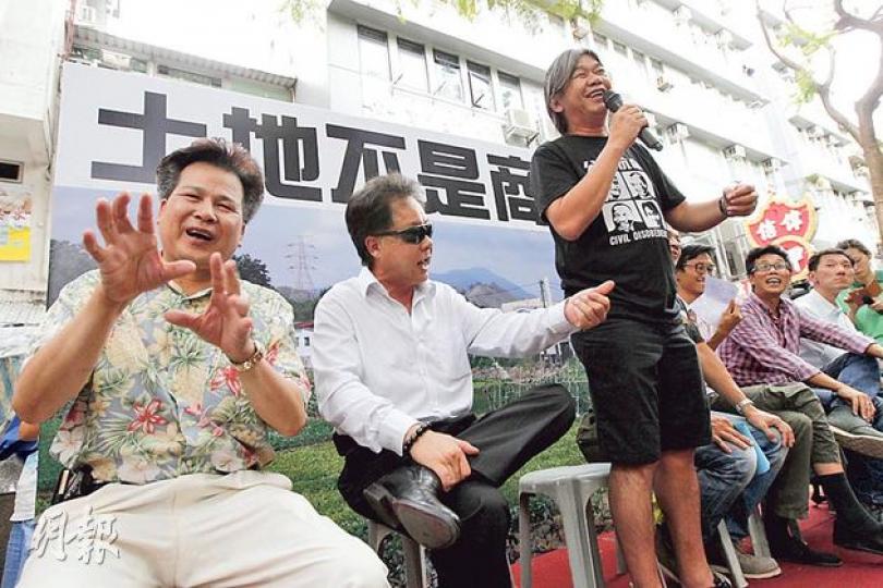 十八鄉鄉委會主席梁福元(左一)和上水鄉委會主席侯志強(左二)出席電影座談會,立法會議員梁國雄(左三)笑言,侯現時「財大」所以「愈來愈氣粗」。侯聞言面露笑容,指新界人性情直率,「大聲講嘢唔代表無禮貌」。(李紹昌攝) 十八鄉鄉委會主席梁福元(左一)和上水鄉委會主席侯志強(左二)出席電影座談會,立法會議員梁國雄(左三)笑言,侯現時「財大」所以「愈來愈氣粗」。侯聞言面露笑容,指新界人性情直率,「大聲講嘢唔代表無禮貌」。(李紹昌攝)