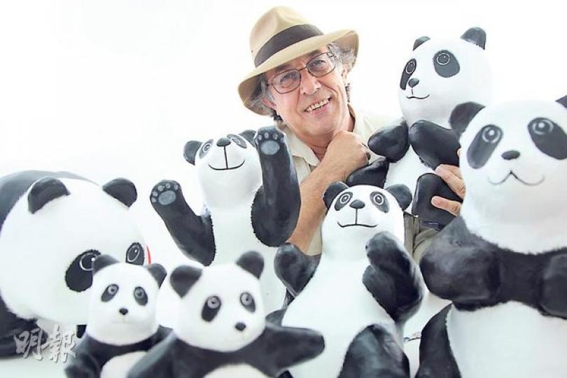 紙熊貓之父Paulo Grangeon 20年前首見熊貓便一見鍾情,最愛熊貓眼,製作紙熊貓時,花盡心思把熊貓眼畫得神似。(林俊源攝)6月底在元創方會開辦全球首個紙糊熊貓工作坊,市民可親自為熊貓上色,製作屬於自己的紙熊貓。(林俊源攝) 紙熊貓之父Paulo Grangeon 20年前首見熊貓便一見鍾情,最愛熊貓眼,製作紙熊貓時,花盡心思把熊貓眼畫得神似。(林俊源攝)6月底在元創方會開辦全球首個紙糊熊貓工作坊,市民可親自為熊貓上色,製作屬於自己的紙熊貓。(林俊源攝)