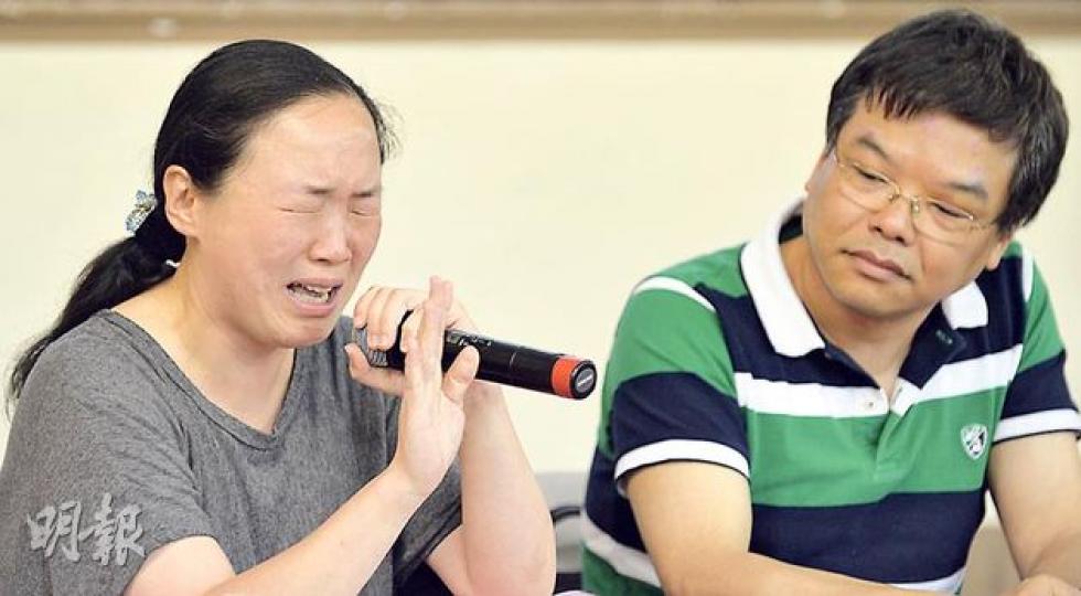 家長陳太(左)於「認清性向無限計劃家校研討大會」上表示,她在小童群益會當義工多年,但得悉該會協辦同志活動《一點粉紅2014》便退出,批評是「性開放活動」。她落淚表示「好心痛」,又指性向無定向計劃「害到小朋友,因為性(傾向)困擾未清楚,便鼓勵他們參加同性戀活動,又玩得咁開心」。右為性傾向條例家校關注組召集人黃偉明。(余俊亮攝) 家長陳太(左)於「認清性向無限計劃家校研討大會」上表示,她在小童群益會當義工多年,但得悉該會協辦同志活動《一點粉紅2014》便退出,批評是「性開放活動」。她落淚表示「好心痛」,又指性向無定向計劃「害到小朋友,因為性(傾向)困擾未清楚,便鼓勵他們參加同性戀活動,又玩得咁開心」。右為性傾向條例家校關注組召集人黃偉明。(余俊亮攝)