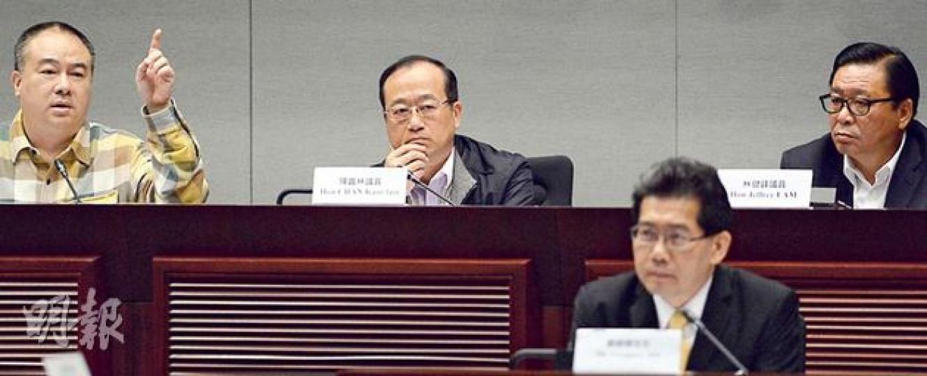 立法會議員、龍獅節召集人陳鑑林(後)未能提供支薪單據,被其他議員質疑違反盛事基金合約,而商務及經濟發展局長蘇錦樑(前)在4個半小時的聆訊中,沒發一言。(劉焌陶攝) 立法會議員、龍獅節召集人陳鑑林(後)未能提供支薪單據,被其他議員質疑違反盛事基金合約,而商務及經濟發展局長蘇錦樑(前)在4個半小時的聆訊中,沒發一言。(劉焌陶攝)