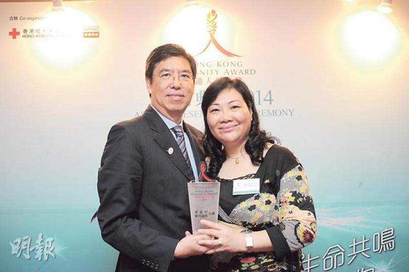 2014年人道年獎得獎者黃家寧(左)及妻子何淑英(右),致力為兒童提供免費言語治療。(葉家豪攝) 2014年人道年獎得獎者黃家寧(左)及妻子何淑英(右),致力為兒童提供免費言語治療。(葉家豪攝)