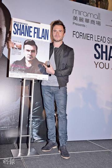 Shane在簽唱會上宣布9月將再來港,舉行首次個人演唱會,令粉絲興奮不已。(攝影:陳釗)前Westlife主音Shane Filan首次以個人歌手身分出席香港簽唱會,並即席演唱3首新舊作品。(攝影:陳釗)有歌迷抱着小女兒跟Shane見面,已為人父的他愛屋及烏,先擊掌後親臉,父愛自然流露。(攝影:陳釗)(攝影:陳釗)歌迷送上蛋糕,預祝Shane下月35歲生日快樂,他大啖蛋糕後表示非常好味,就連手指上的忌廉都不放過。(攝影:陳釗)Shane現場演繹Westlife時代的經典情歌My Love,現場2 Shane在簽唱會上宣布9月將再來港,舉行首次個人演唱會,令粉絲興奮不已。(攝影:陳釗)前Westlife主音Shane Filan首次以個人歌手身分出席香港簽唱會,並即席演唱3首新舊作品。(攝影:陳釗)有歌迷抱着小女兒跟Shane見面,已為人父的他愛屋及烏,先擊掌後親臉,父愛自然流露。(攝影:陳釗)(攝影:陳釗)歌迷送上蛋糕,預祝Shane下月35歲生日快樂,他大啖蛋糕後表示非常好味,就連手指上的忌廉都不放過。(攝影:陳釗)Shane現場演繹Westlife時代的經典情歌My Love,現場2