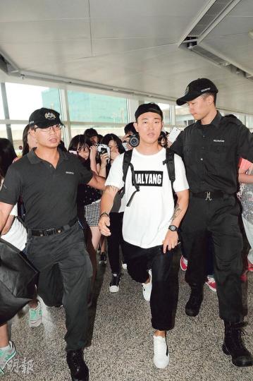 Gary獲保安保護,仍不時提醒粉絲要小心。(攝影/記者:孫華中)當Gary步出機場,一眾粉絲即蜂擁而上,並把偶像重重包圍。(攝影/記者:孫華中)Gary面對混亂場面仍十分鎮定,還幫粉絲簽名,表現親切。(攝影/記者:孫華中)粉絲穿著公仔衫,希望吸引Gary注意。(攝影/記者:孫華中) Gary獲保安保護,仍不時提醒粉絲要小心。(攝影/記者:孫華中)當Gary步出機場,一眾粉絲即蜂擁而上,並把偶像重重包圍。(攝影/記者:孫華中)Gary面對混亂場面仍十分鎮定,還幫粉絲簽名,表現親切。(攝影/記者:孫華中)粉絲穿著公仔衫,希望吸引Gary注意。(攝影/記者:孫華中)