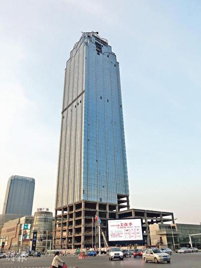 河北省當地地產開發商都不是全款建樓,而是建好再用樓抵押。圖為保定一處商業建築因資金短缺爛尾,只得先建旁邊的商城,再吸金起樓。(明報記者攝)在涿州、燕郊等這樣的河北省環北京的市、縣中,到處可見正在開發的新樓盤,多數以京津冀、首都副中心為噱頭。(明報記者攝)(明報製圖) 河北省當地地產開發商都不是全款建樓,而是建好再用樓抵押。圖為保定一處商業建築因資金短缺爛尾,只得先建旁邊的商城,再吸金起樓。(明報記者攝)在涿州、燕郊等這樣的河北省環北京的市、縣中,到處可見正在開發的新樓盤,多數以京津冀、首都副中心為噱頭。(明報記者攝)(明報製圖)