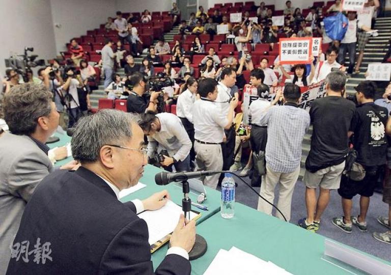 北京大學法學院教授饒戈平(台上右方)昨在公民黨湯家驊(左)舉辦的政改論壇上發言時,一度被支持公民提名的示威者衝前叫喊口號打斷發言,饒戈平笑對抗議,未有與示威者爭辯。(李澤彤攝)「公民直接提名•必不可少」聯盟成員、學民思潮召集人黃之鋒(前右)昨向政務司長林鄭月娥(左)遞上放了氣的吹氣槌,要求林太放棄「一錘定音」, 又不斷把咪遞向林太,追問林太對公民提名和佔中6.22全民投票的意見,林太則呼籲黃之鋒要尊重別人。(李澤彤攝)北大法學院教授饒戈平(右二)昨離開研討會會場時,被人民力量成員圍堵,人力成員譚 北京大學法學院教授饒戈平(台上右方)昨在公民黨湯家驊(左)舉辦的政改論壇上發言時,一度被支持公民提名的示威者衝前叫喊口號打斷發言,饒戈平笑對抗議,未有與示威者爭辯。(李澤彤攝)「公民直接提名•必不可少」聯盟成員、學民思潮召集人黃之鋒(前右)昨向政務司長林鄭月娥(左)遞上放了氣的吹氣槌,要求林太放棄「一錘定音」, 又不斷把咪遞向林太,追問林太對公民提名和佔中6.22全民投票的意見,林太則呼籲黃之鋒要尊重別人。(李澤彤攝)北大法學院教授饒戈平(右二)昨離開研討會會場時,被人民力量成員圍堵,人力成員譚