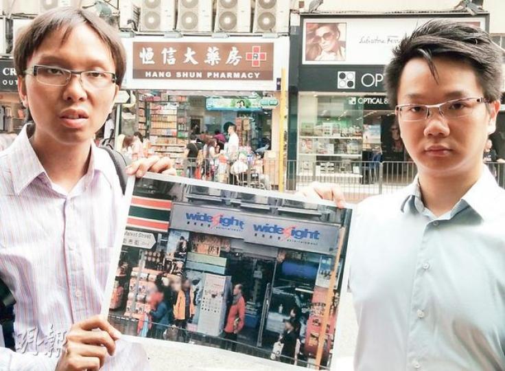 住喺荃灣30多年嘅譚凱邦(左)話最唔捨得間開業十幾年嘅唱片舖,變成背後嘅藥房。(余思朗攝) 住喺荃灣30多年嘅譚凱邦(左)話最唔捨得間開業十幾年嘅唱片舖,變成背後嘅藥房。(余思朗攝)