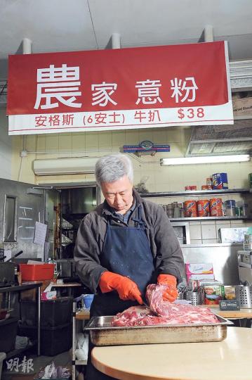 滿頭白髮的陳興濤(圖)開設「農家意粉」後事事親力親為,過去4年只放過4天假,坦言「身體好攰」,但表示做到90歲才考慮退休。圖為陳向記者示範如何處理牛肉。(胡景禧攝)前農場餐廳老闆陳興濤(圖)被頒令破產後於2008年東山再起,在上水石湖墟街市開店,主打廉價牛扒。(胡景禧攝) 滿頭白髮的陳興濤(圖)開設「農家意粉」後事事親力親為,過去4年只放過4天假,坦言「身體好攰」,但表示做到90歲才考慮退休。圖為陳向記者示範如何處理牛肉。(胡景禧攝)前農場餐廳老闆陳興濤(圖)被頒令破產後於2008年東山再起,在上水石湖墟街市開店,主打廉價牛扒。(胡景禧攝)