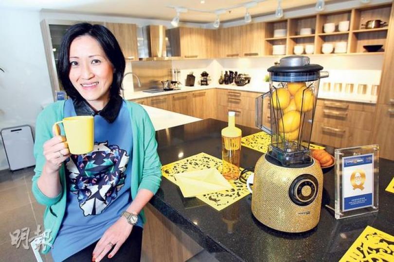 陳嘉賢身處德國寶旗下的一個廚房設計陳列室,連同身旁的自然養生機、Q嘜證書,都標誌着這位第二代掌舵人在家族生意的足迹——把原有的電器生意擴展至室內設計,延續產品創新精神,為公司奪得一個接一個的專業認證。(林俊源攝) 陳嘉賢身處德國寶旗下的一個廚房設計陳列室,連同身旁的自然養生機、Q嘜證書,都標誌着這位第二代掌舵人在家族生意的足迹——把原有的電器生意擴展至室內設計,延續產品創新精神,為公司奪得一個接一個的專業認證。(林俊源攝)
