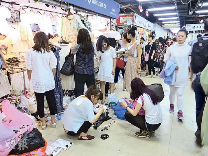 「動批」等批發市場聚集大量人口,被北京當局認為是城市病癥結。圖為一名銷售員與買家結算帳款。(明報記者攝)河北保定的白溝新城為吸引北京批發商戶,將本身的箱包批發城從市區遷至18公里外的市郊,但遷入商家寥寥。(明報記者攝) 「動批」等批發市場聚集大量人口,被北京當局認為是城市病癥結。圖為一名銷售員與買家結算帳款。(明報記者攝)河北保定的白溝新城為吸引北京批發商戶,將本身的箱包批發城從市區遷至18公里外的市郊,但遷入商家寥寥。(明報記者攝)