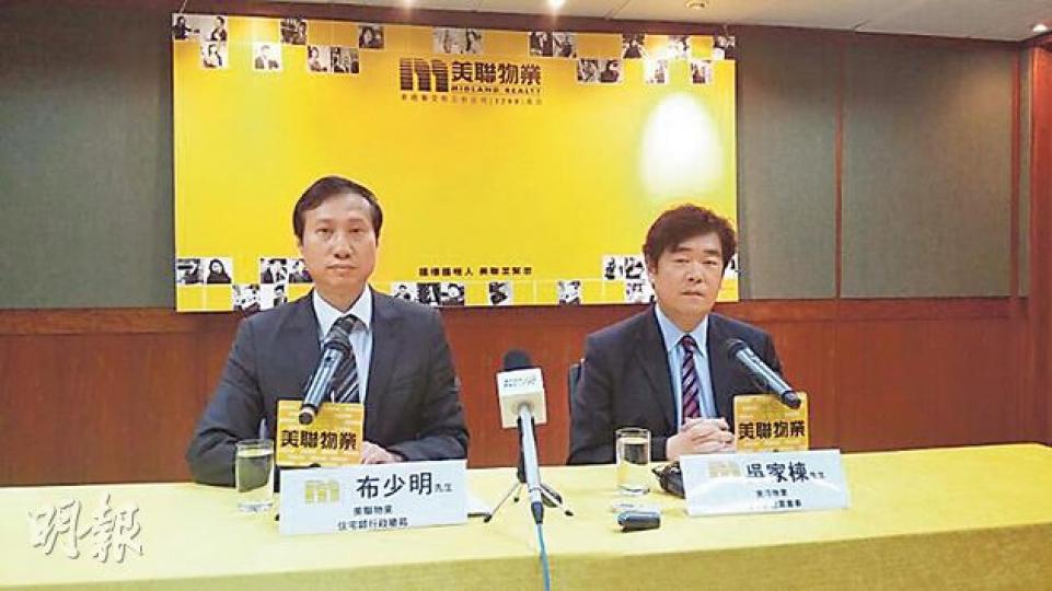 粗口事件主角吳家棟(右)昨表示,「三年前,我做錯了一件事」,故特別公開道歉,希望各界人士原諒;左為美聯行政總裁布少明。(林尚民攝) 粗口事件主角吳家棟(右)昨表示,「三年前,我做錯了一件事」,故特別公開道歉,希望各界人士原諒;左為美聯行政總裁布少明。(林尚民攝)