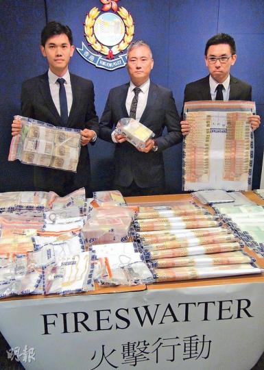 世界盃臨近,香港警方聯同內地公安部門展開「火擊」行動,搗破本港歷來最大外圍賭博集團;有組織罪案及三合會調查科警司吳偉漢(中)稱行動中兩地共拘捕29人,檢獲1100萬元現金。(林智傑攝) 世界盃臨近,香港警方聯同內地公安部門展開「火擊」行動,搗破本港歷來最大外圍賭博集團;有組織罪案及三合會調查科警司吳偉漢(中)稱行動中兩地共拘捕29人,檢獲1100萬元現金。(林智傑攝)