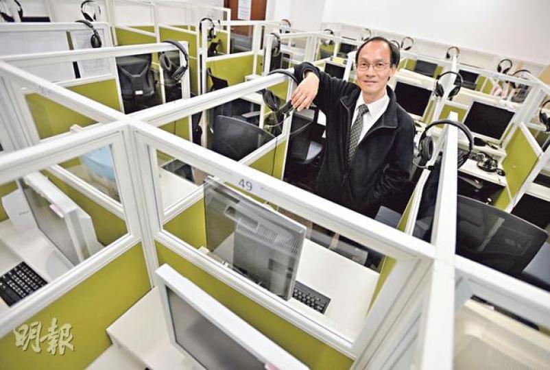 港大民研總監鍾庭耀指在5月底,港大民研電腦系統曾兩度遭攻擊,日常工作如電郵來往也受影響。但他強調全民投票系統設置在港大系統以外,即使港大民研系統被攻擊,投票也可繼續。(盧翊銘攝) 港大民研總監鍾庭耀指在5月底,港大民研電腦系統曾兩度遭攻擊,日常工作如電郵來往也受影響。但他強調全民投票系統設置在港大系統以外,即使港大民研系統被攻擊,投票也可繼續。(盧翊銘攝)