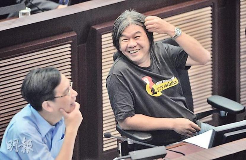 社民連梁國雄(右)昨早8時半仍出席立法會人事編制委員會,並就政府建議成立創新及科技局提出多項動議「拉布」,但隨着他須即時入獄4星期,拉布動議或不作處理。圖左為教育界議員葉建源。(盧翊銘攝)上午10時45分,梁國雄就衝擊遞補機制論壇案到高院聽取上訴判決,獲大批社運人士到庭支持。在宣判前,梁顯得頗為輕鬆。(林俊源攝)下午2時15分,梁國雄就部分控罪上訴失敗後被即時還押,由懲教署「鐵甲威龍」囚車押送離開法庭,支持他的社運人士古思堯(右)等在停車場外拉起橫額聲援。(盧翊銘攝)(明報製圖) 社民連梁國雄(右)昨早8時半仍出席立法會人事編制委員會,並就政府建議成立創新及科技局提出多項動議「拉布」,但隨着他須即時入獄4星期,拉布動議或不作處理。圖左為教育界議員葉建源。(盧翊銘攝)上午10時45分,梁國雄就衝擊遞補機制論壇案到高院聽取上訴判決,獲大批社運人士到庭支持。在宣判前,梁顯得頗為輕鬆。(林俊源攝)下午2時15分,梁國雄就部分控罪上訴失敗後被即時還押,由懲教署「鐵甲威龍」囚車押送離開法庭,支持他的社運人士古思堯(右)等在停車場外拉起橫額聲援。(盧翊銘攝)(明報製圖)