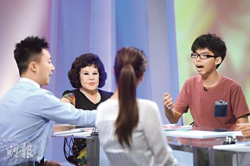 港台節目噚日訪問學民思潮黃之鋒(右)、藝人黃夏蕙(中)同自由黨李梓敬(左一),3人齊講政治,相信有唔少火花,節目後之鋒同夏蕙姨仲合照,互相集郵。(黃志東攝) 港台節目噚日訪問學民思潮黃之鋒(右)、藝人黃夏蕙(中)同自由黨李梓敬(左一),3人齊講政治,相信有唔少火花,節目後之鋒同夏蕙姨仲合照,互相集郵。(黃志東攝)