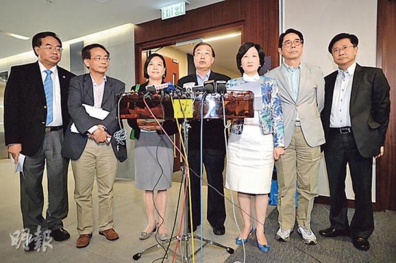 30多名建制派昨日聯署要求立法會行管會檢討當日保安及公眾管理安排,聯署不包括自由黨。民建聯譚耀宗(中)稱因未能聯絡,而工業(二)林大輝亦說事發當日不在港,不知情况故沒聯署。左起為經民聯盧偉國、民建聯葉國謙、經民聯梁美芬、譚耀宗、新民黨葉劉淑儀、工聯會黃國健及旅遊界姚思榮。(盧翊銘攝) 30多名建制派昨日聯署要求立法會行管會檢討當日保安及公眾管理安排,聯署不包括自由黨。民建聯譚耀宗(中)稱因未能聯絡,而工業(二)林大輝亦說事發當日不在港,不知情况故沒聯署。左起為經民聯盧偉國、民建聯葉國謙、經民聯梁美芬、譚耀宗、新民黨葉劉淑儀、工聯會黃國健及旅遊界姚思榮。(盧翊銘攝)