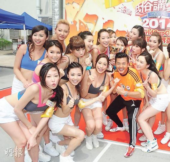 衛志豪與一班身穿背心熱褲的「World Cup Girls」落場踢波,他直認眼睛吃盡冰淇淋。(攝影/記者:陳釗) 衛志豪與一班身穿背心熱褲的「World Cup Girls」落場踢波,他直認眼睛吃盡冰淇淋。(攝影/記者:陳釗)