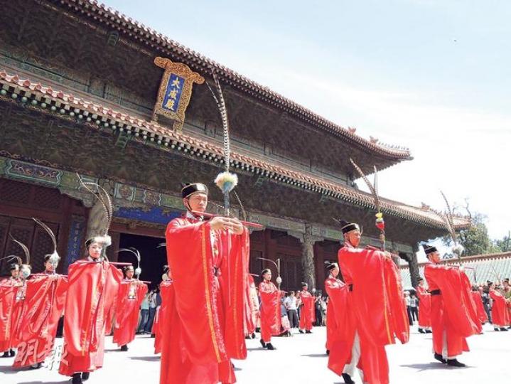 每天早上11時,在孔廟的大成殿外上演古時候的祭祀儀式。大成殿是孔廟的主殿,高達24.8米,建在2.1米高的台上。(黃潔玲攝)古書都說孔子生有奇相,「牛唇虎掌,鴛肩龜脊,海口輔喉,頂門狀如反字」。不客氣地說,孔子生有醜相,最明顯是有兩隻露齒,兩隻爆牙分外突出。(黃潔玲攝)大成殿內供奉孔子聖像。(黃潔玲攝)大成殿外的蟠龍雕柱,雕工精美,是欣賞孔廟的重點。(黃潔玲攝)孔府內有慈禧太后送的壽字。(黃潔玲攝)真正講究的總是在細節,像孔府門外供下馬用的石階,頂上刻有花,代表花開富貴;側面有雲,代表腳踏青雲; 每天早上11時,在孔廟的大成殿外上演古時候的祭祀儀式。大成殿是孔廟的主殿,高達24.8米,建在2.1米高的台上。(黃潔玲攝)古書都說孔子生有奇相,「牛唇虎掌,鴛肩龜脊,海口輔喉,頂門狀如反字」。不客氣地說,孔子生有醜相,最明顯是有兩隻露齒,兩隻爆牙分外突出。(黃潔玲攝)大成殿內供奉孔子聖像。(黃潔玲攝)大成殿外的蟠龍雕柱,雕工精美,是欣賞孔廟的重點。(黃潔玲攝)孔府內有慈禧太后送的壽字。(黃潔玲攝)真正講究的總是在細節,像孔府門外供下馬用的石階,頂上刻有花,代表花開富貴;側面有雲,代表腳踏青雲;