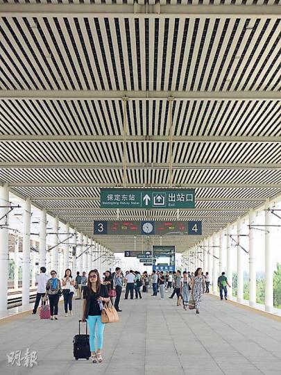 由於地級市的高鐵站多設於距離市區較遠的市郊,考慮到乘車不方便、票價較高昂,所以鮮有當地人乘搭。(明報記者攝)(明報製圖) 由於地級市的高鐵站多設於距離市區較遠的市郊,考慮到乘車不方便、票價較高昂,所以鮮有當地人乘搭。(明報記者攝)(明報製圖)