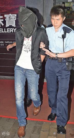 22歲青年唐×亮案發後在大廈天台被警員截獲,承認將電腦椅擲落街,報稱「有人叫我掟」,事後戴上頭套被押返警署扣查。(蔡方山攝)擲椅現場西洋菜街59號天台有多張椅子等雜物,圖中碌架牀下亦有同款電腦椅(左下方)。(蔡方山攝)死者黃偉迪的親友一行11人昨到案發現場拜祭,其中一名男親友更按着胸口仰望電腦椅擲下的大廈天台,場面淒酸。(衛永康攝)青年黃偉迪歸家途中被從天而降的電腦椅擊中倒地,送院後不治,再也無法回家,涉事電腦椅毁爛散落地上。(蔡方山攝) 22歲青年唐×亮案發後在大廈天台被警員截獲,承認將電腦椅擲落街,報稱「有人叫我掟」,事後戴上頭套被押返警署扣查。(蔡方山攝)擲椅現場西洋菜街59號天台有多張椅子等雜物,圖中碌架牀下亦有同款電腦椅(左下方)。(蔡方山攝)死者黃偉迪的親友一行11人昨到案發現場拜祭,其中一名男親友更按着胸口仰望電腦椅擲下的大廈天台,場面淒酸。(衛永康攝)青年黃偉迪歸家途中被從天而降的電腦椅擊中倒地,送院後不治,再也無法回家,涉事電腦椅毁爛散落地上。(蔡方山攝)