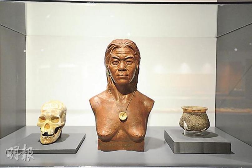 左方就係馬灣出土嘅女人頭骨,專家根據頭骨形狀,復原佢嘅模樣(右)。(黃志東攝) 左方就係馬灣出土嘅女人頭骨,專家根據頭骨形狀,復原佢嘅模樣(右)。(黃志東攝)