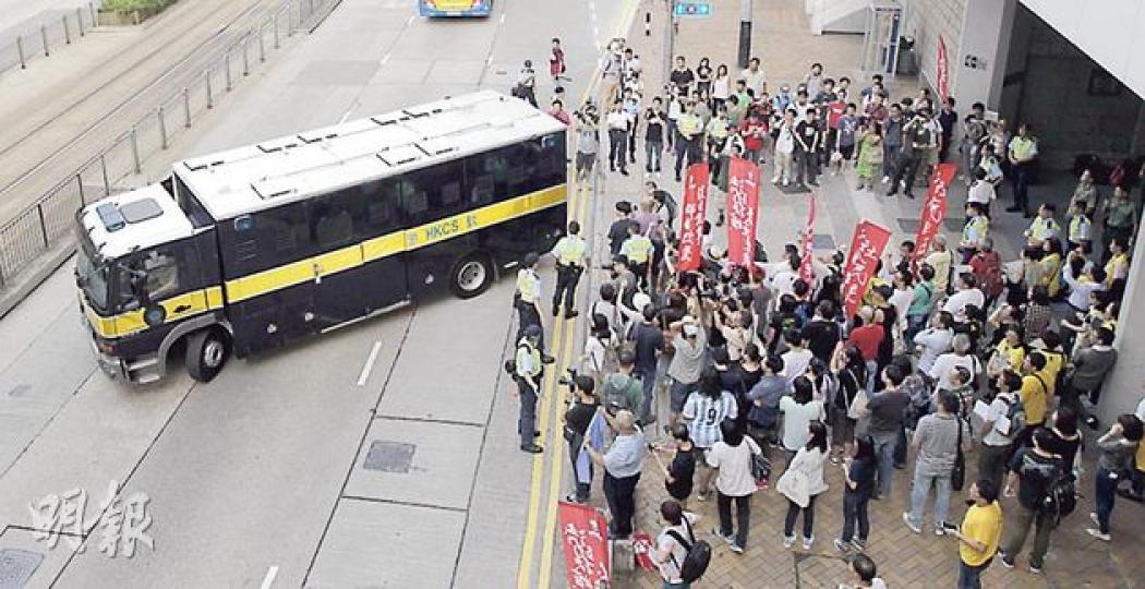 長毛昨向高院申請上訴至終院失敗後,由囚車押返荔枝角收押所。大批到場支持他的人於散庭後一直留在停車場出口等待,有人拉起橫額叫喊口號,亦有人高唱《海闊天空》等歌曲,等待近1小時後才目送囚車離開。(李澤彤攝) 長毛昨向高院申請上訴至終院失敗後,由囚車押返荔枝角收押所。大批到場支持他的人於散庭後一直留在停車場出口等待,有人拉起橫額叫喊口號,亦有人高唱《海闊天空》等歌曲,等待近1小時後才目送囚車離開。(李澤彤攝)