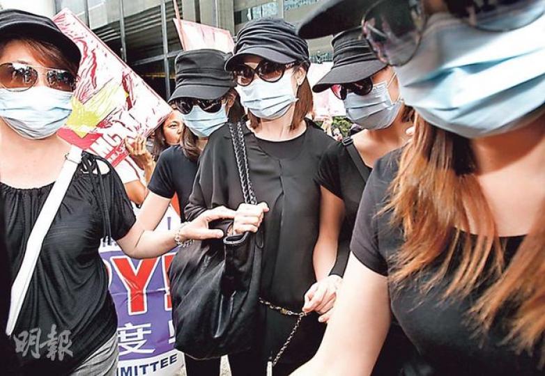 被告羅允彤(右三)昨日安排另外打扮一樣的4名女子一起離開法庭。(李紹昌攝)外傭團體昨於法院外示威,不斷高呼「Law Wan Tung,shame on you(羅允彤,替你感到羞恥)!」(李紹昌攝) 被告羅允彤(右三)昨日安排另外打扮一樣的4名女子一起離開法庭。(李紹昌攝)外傭團體昨於法院外示威,不斷高呼「Law Wan Tung,shame on you(羅允彤,替你感到羞恥)!」(李紹昌攝)