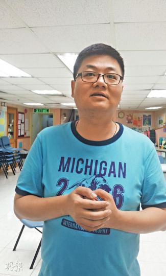 湯耀政戒除賭癮後,親自向兒子道歉,二人相擁而哭,終獲得兒子原諒。(永凱媛攝) 湯耀政戒除賭癮後,親自向兒子道歉,二人相擁而哭,終獲得兒子原諒。(永凱媛攝)